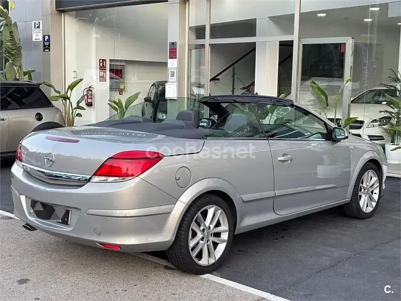 Usado Opel Astra Cabriolet Cosmo 140 CV (102 kW) 2007 Gris / plata Descapotable