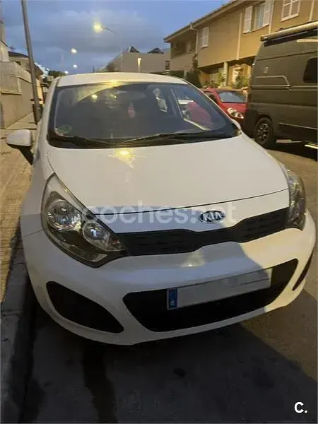 Usado Kia Rio 85 CV (62 kW) 2014 Blanco Berlina