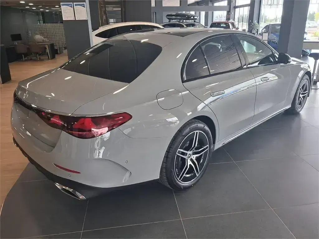 Nuevo Mercedes E300 313 CV (230 kW) 2026 Gris Berlina