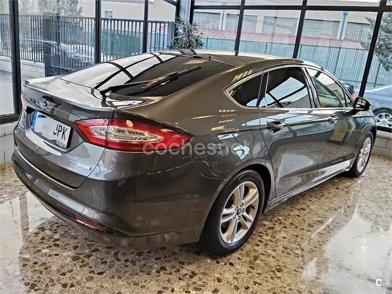 Usado Ford Mondeo Trend 160 CV (117 kW) 2016 Gris / plata Berlina