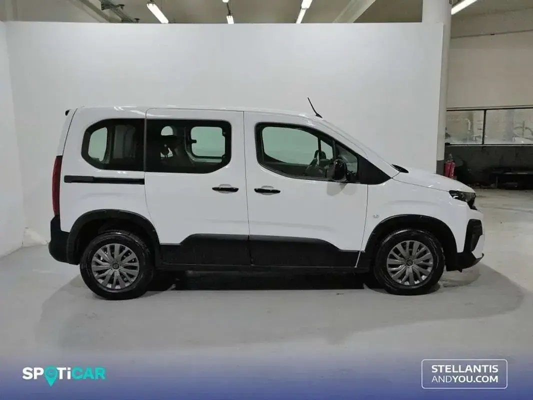 Usado Peugeot Rifter Allure 101 CV (74 kW) 2025 Blanco Monovolumen