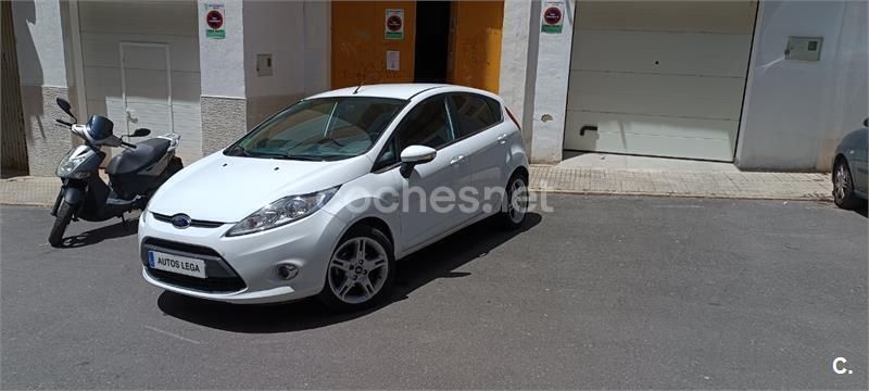 Blanco Usado 2011 Ford Fiesta Titanium Utilitario | 7200 € (Precio justo) - Imagen 1/4