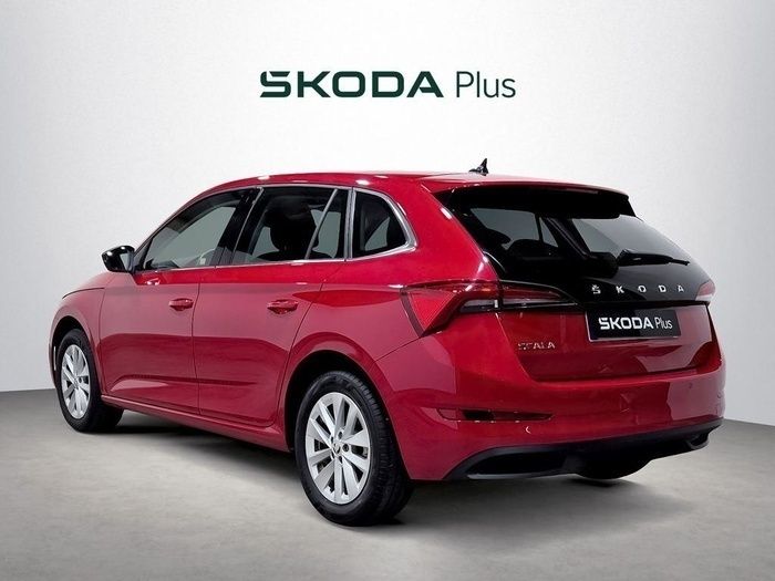 Gris plata Usado 2023 Skoda Scala Ambition Utilitario | 20.540 € (Un poco caro) - Imagen 1/4