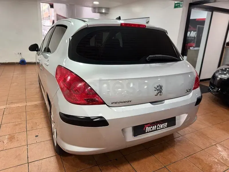 Usado Peugeot 308 90 CV (66 kW) 2008 Gris / plata Berlina