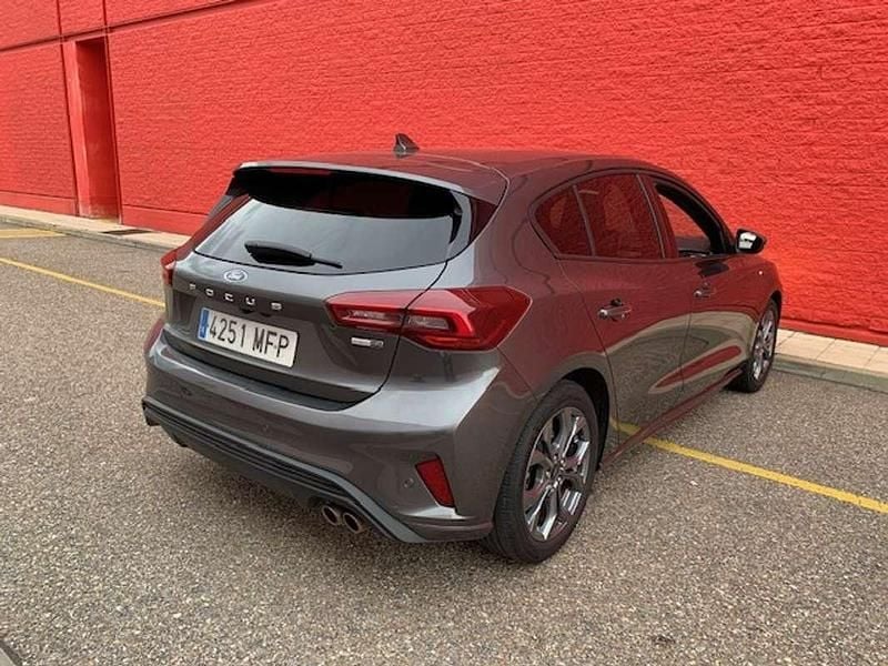 Usado Ford Focus ST-Line 155 CV (114 kW) 2023 Gris Utilitario