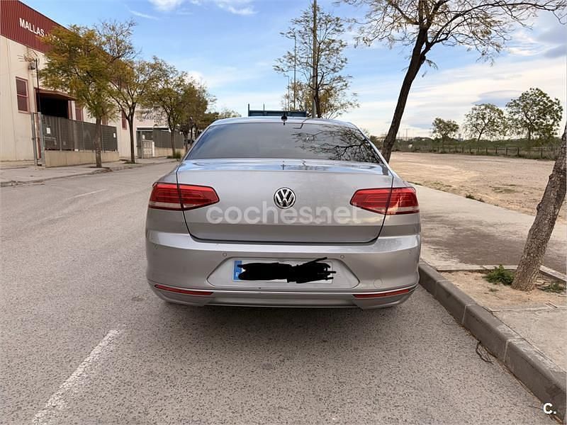 Usado VW Passat Advance 120 CV (88 kW) 2018 Gris / plata Berlina