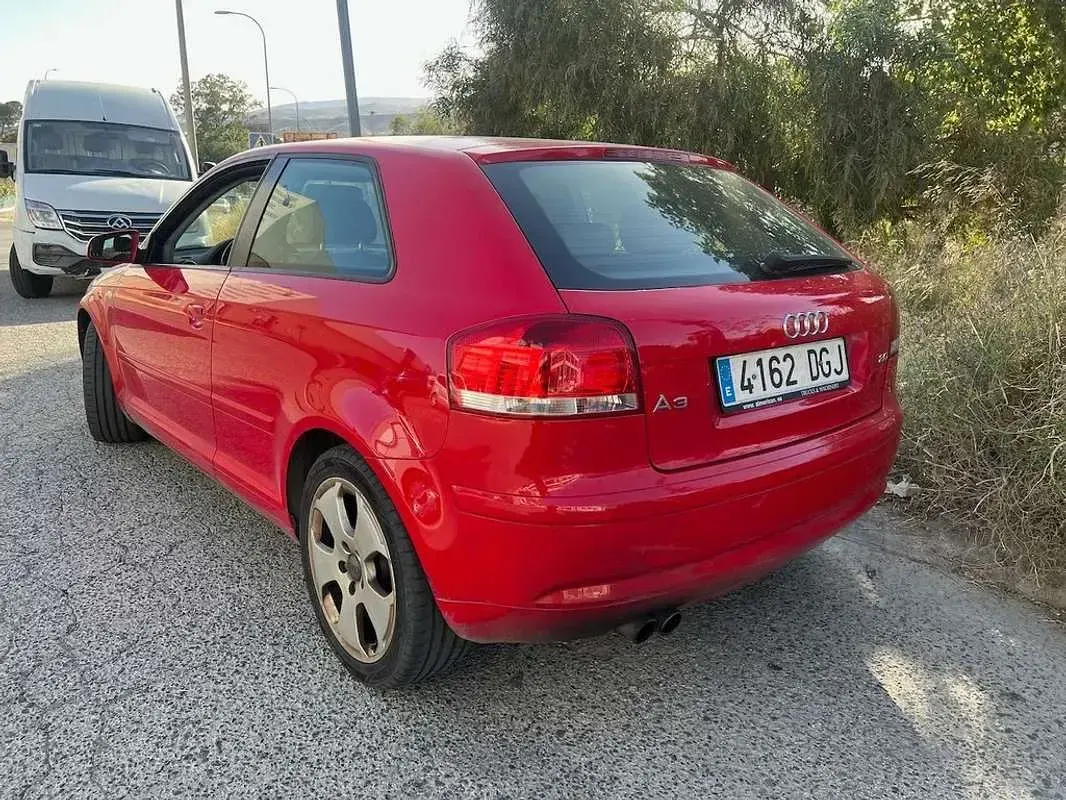 Usado Audi A3 Ambiente 150 CV (110 kW) 2005 Rojo Utilitario