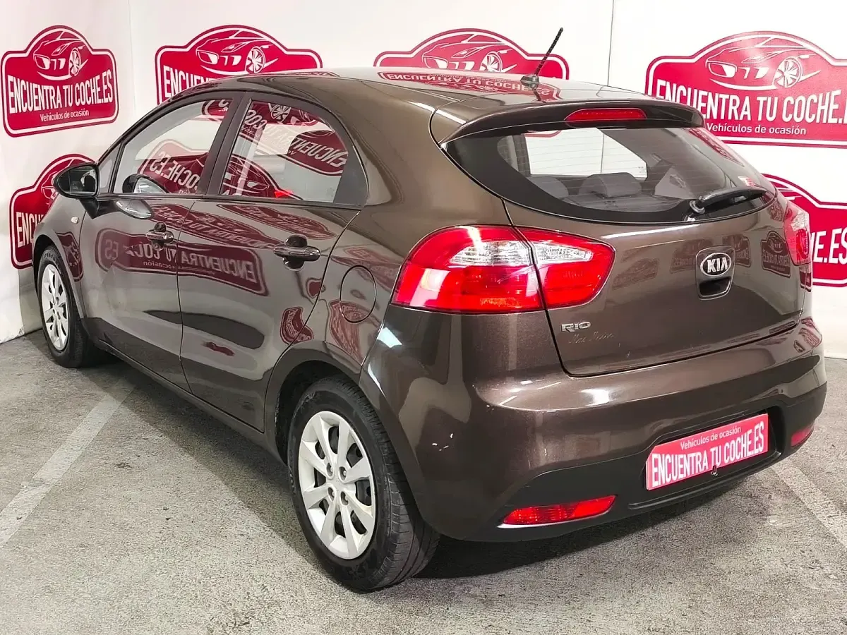 Usado Kia Rio 86 HP (63 kW) 2014 Castanho Citadino