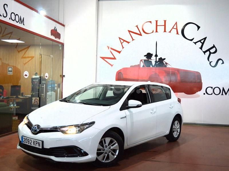 Usado Toyota Auris Hybrid Business Edition 136 CV (100 kW) 2018 Blanco Berlina