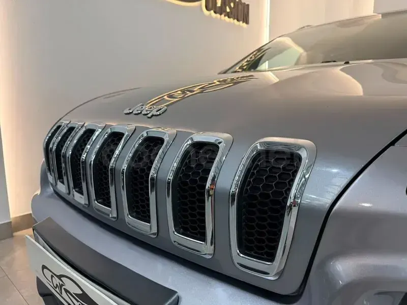 Usado Jeep Cherokee Limited 170 CV (125 kW) 2014 Gris / plata SUV