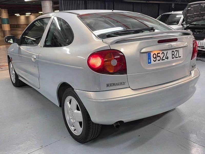 Usado Renault Mégane Coupé Expression 95 CV (69 kW) 2002 Gris / plata Coupe