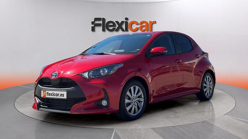 Usado Toyota Yaris Hybrid Business Edition 116 CV (85 kW) 2022 Granate Berlina