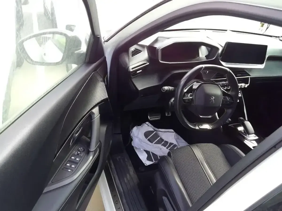 Usado Peugeot e-2008 GT-line 100 kW (136 CV) 2020 Blanco SUV