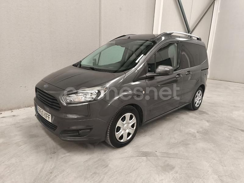 Usado Ford Tourneo Courier Trend 100 CV (73 kW) 2017 Beige Monovolumen