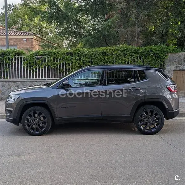 Usado Jeep Compass 240 CV (176 kW) 2020 Gris / plata SUV