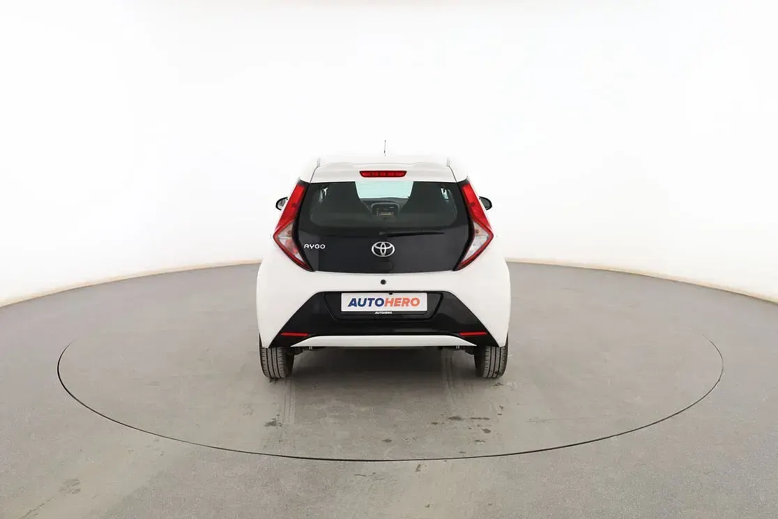 Usado Toyota Aygo Play 72 CV (52 kW) 2021 Blanco Utilitario