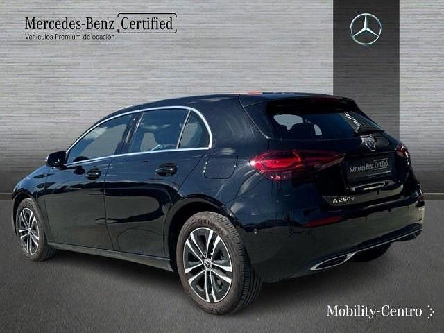 Usado Mercedes A250 218 CV (160 kW) 2024 Negro cosmos Berlina