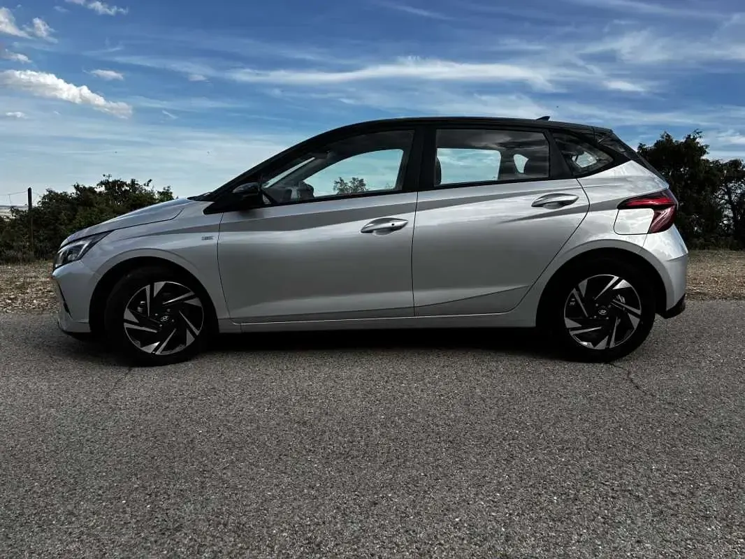 Usado Hyundai i20 101 CV (74 kW) 2021 Gris Familiar