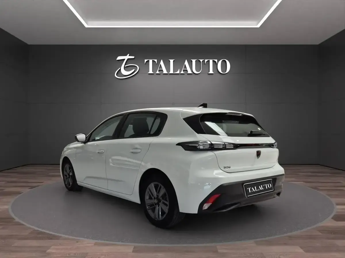 Usado Peugeot 308 Active 130 CV (95 kW) 2022 Blanco Berlina