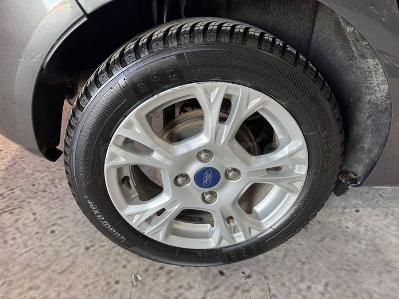 Usado Ford Fiesta Trend 100 CV (73 kW) 2017 Gris / plata Berlina