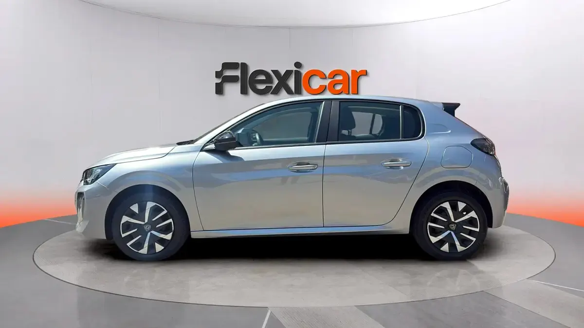 Usado Peugeot 208 Allure 101 CV (74 kW) 2025 Gris Utilitario