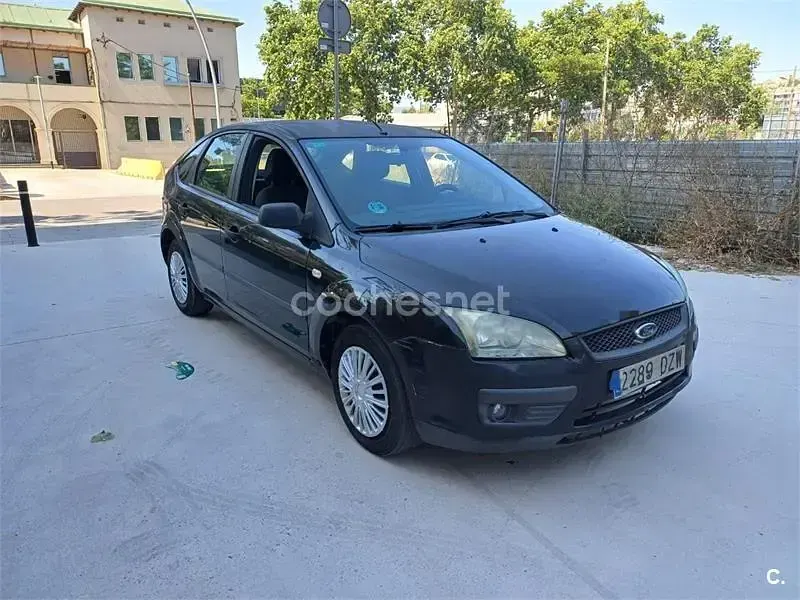 Usado Ford Focus Ghia 115 CV (84 kW) 2006 Gris / plata Berlina