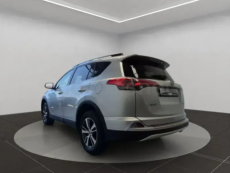 Usado Toyota RAV4 Advance 150 CV (110 kW) 2016 Gris / plata SUV