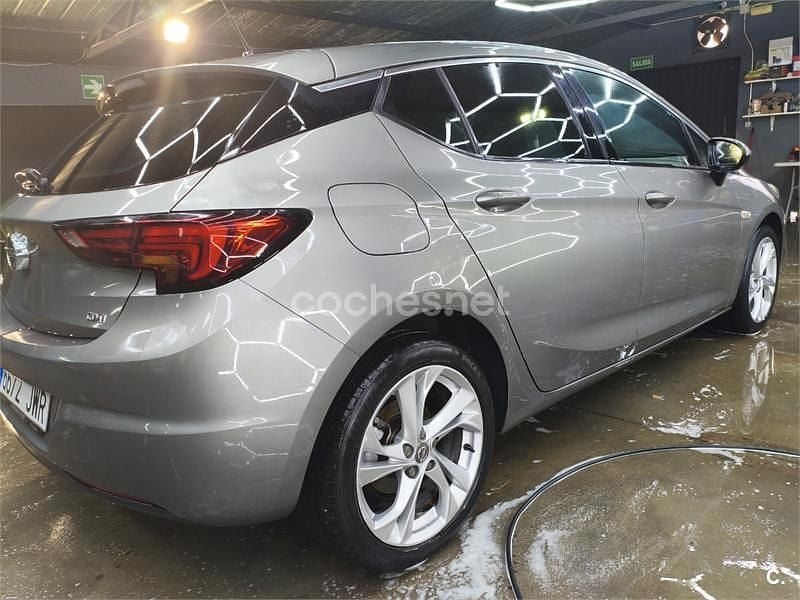 Usado Opel Astra Dynamic 136 CV (100 kW) 2017 Gris / plata Berlina
