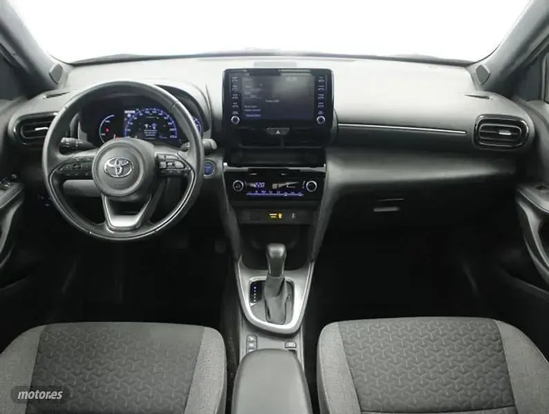 Usado Toyota Yaris Cross Active 116 CV (85 kW) 2023 Gris SUV