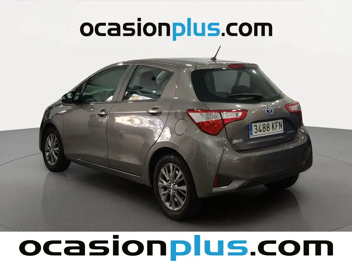 Usado Toyota Yaris Active 100 CV (73 kW) 2017 Gris Utilitario