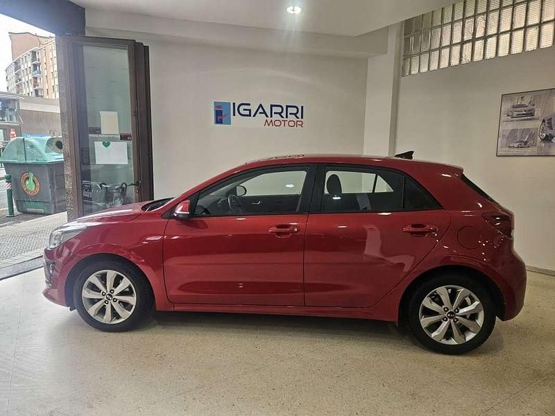 Usado Kia Rio 101 CV (74 kW) 2021 Burdeos Utilitario