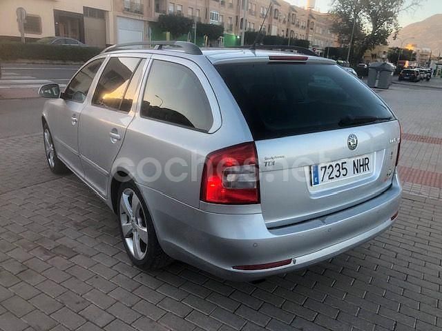 Usado Skoda Octavia Ambition 105 CV (77 kW) 2011 Gris / plata Familiar