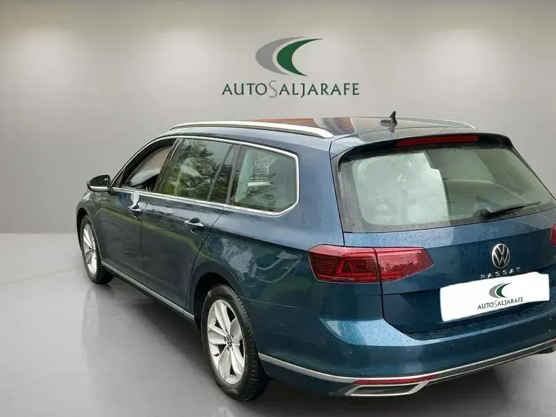 Usado VW Passat Executive 150 CV (110 kW) 2023 Azul Familiar