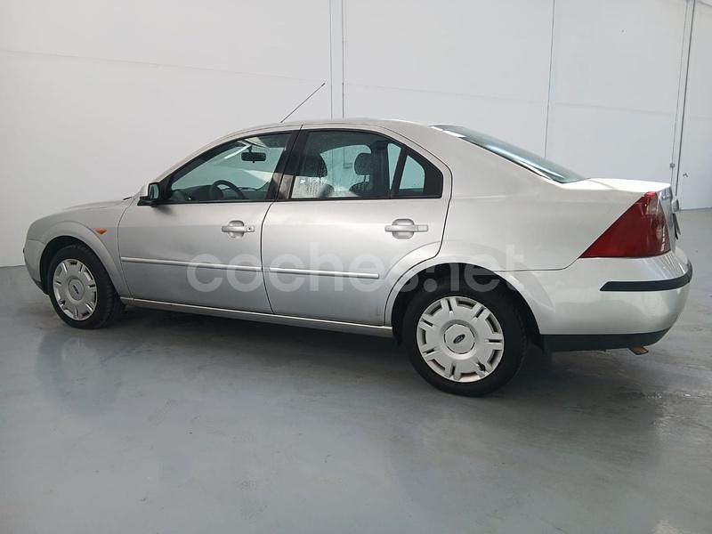 Usado Ford Mondeo Trend 125 CV (91 kW) 2002 Gris / plata Berlina