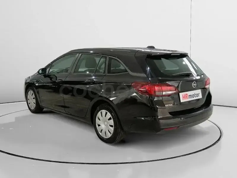 Usado Opel Astra Business Elegance 122 CV (89 kW) 2020 Negro Familiar