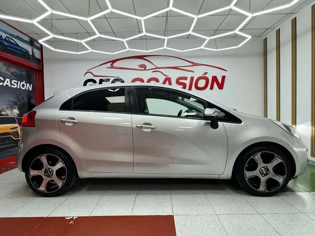 Usado Kia Rio 86 CV (63 kW) 2011 Gris Utilitario