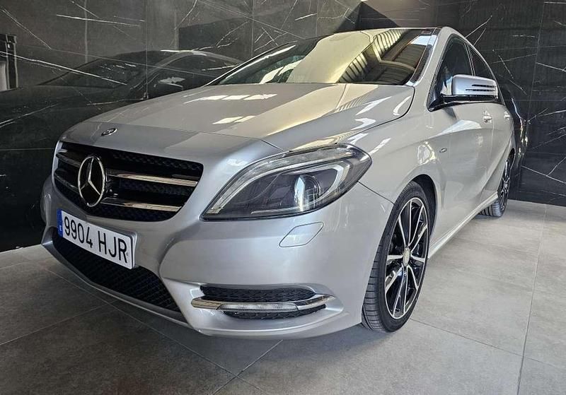 Usado Mercedes B180 Sport Edition 109 CV (80 kW) 2012 Gris Monovolumen