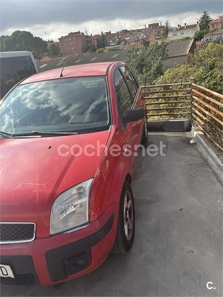 Usado Ford Fusion 68 CV (50 kW) 2004 Rojo Berlina