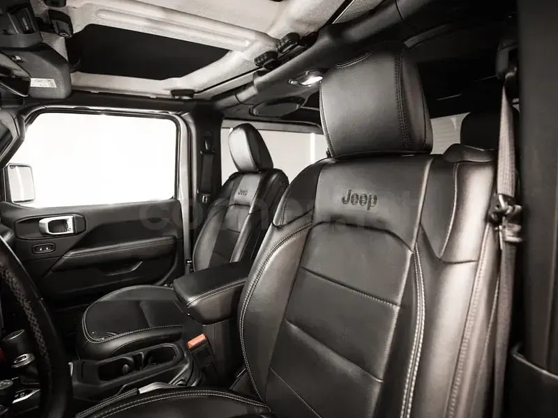 Usado Jeep Wrangler Sahara 200 CV (147 kW) 2019 Gris / plata SUV