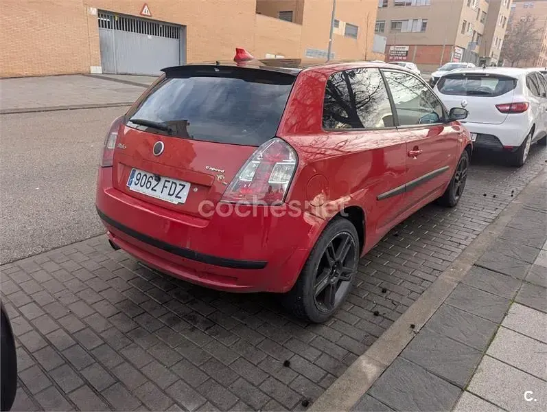 Usado Fiat Stilo Feel 95 CV (69 kW) 2006 Rojo Berlina