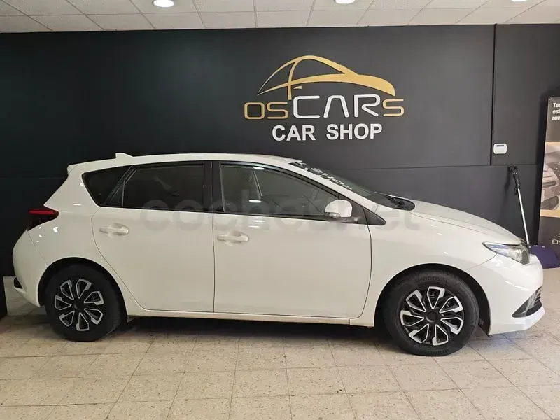 Usado Toyota Auris Business Edition 90 CV (66 kW) 2018 Blanco Berlina