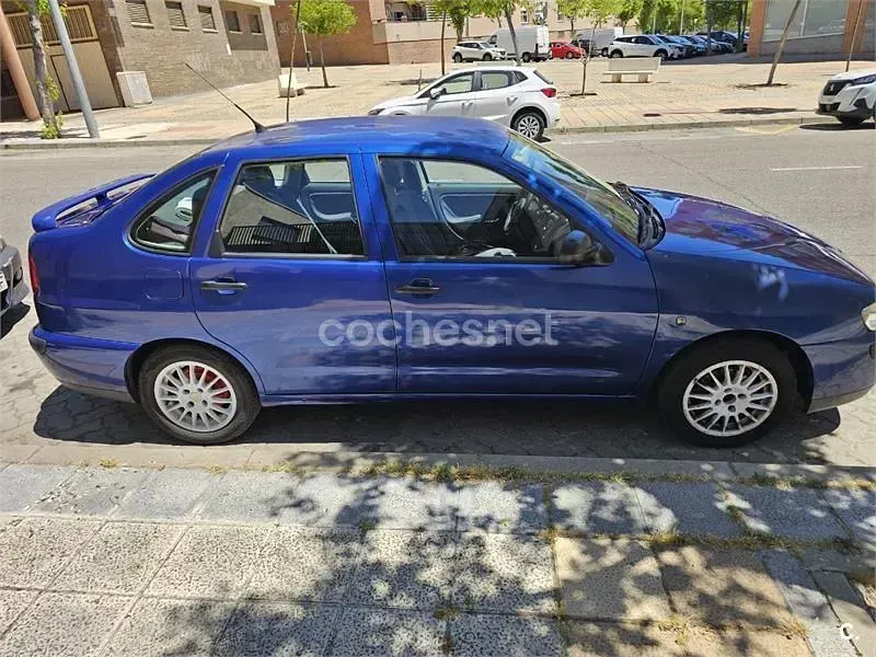 Usado Seat Cordoba Stella 75 CV (55 kW) 2002 Azul Berlina