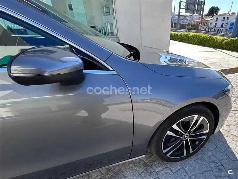 Usado Mercedes CLA200 163 CV (119 kW) 2024 Gris / plata Coupe