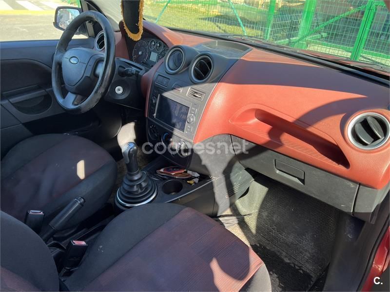 Usado Ford Fiesta 68 CV (50 kW) 2006 Rojo Utilitario