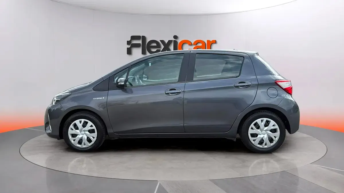 Käytetty Toyota Yaris Hybrid Business Edition 116 HP (85 kW) 2020 Harmaa Sedan