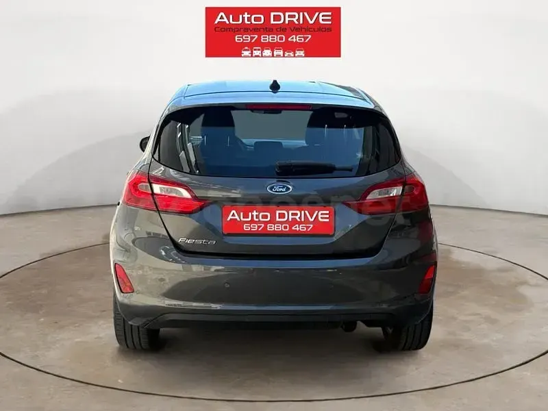 Usado Ford Fiesta Active 85 CV (62 kW) 2018 Gris / plata Utilitario