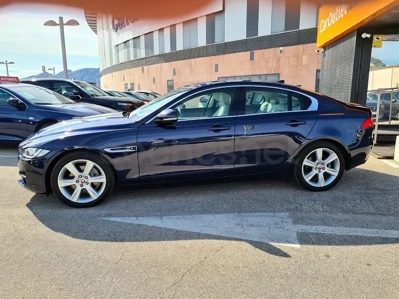 Usado Jaguar XE Prestige 180 CV (132 kW) 2015 Azul Berlina