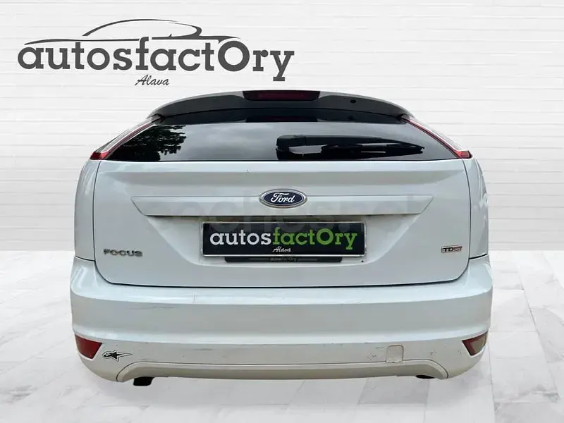 Usado Ford Focus Trend 109 CV (80 kW) 2009 Blanco Berlina