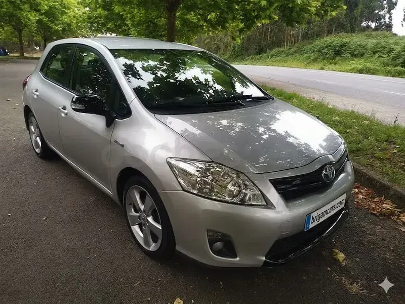 Usado Toyota Auris Hybrid Advance 136 CV (100 kW) 2012 Gris / plata Berlina