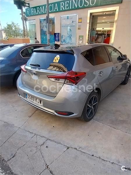 Usado Toyota Auris Hybrid Edition 136 CV (100 kW) 2018 Gris / plata Berlina